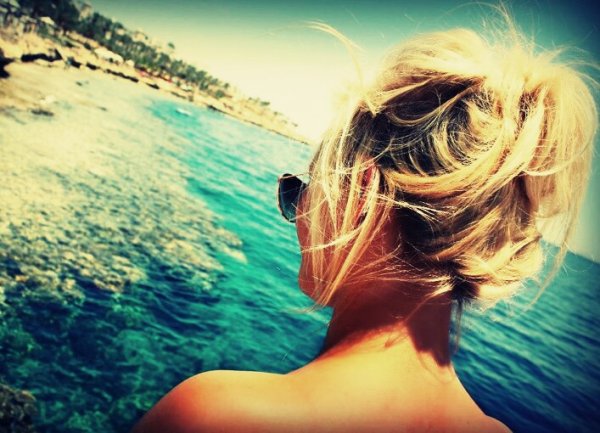 Девушка на берегу моря
