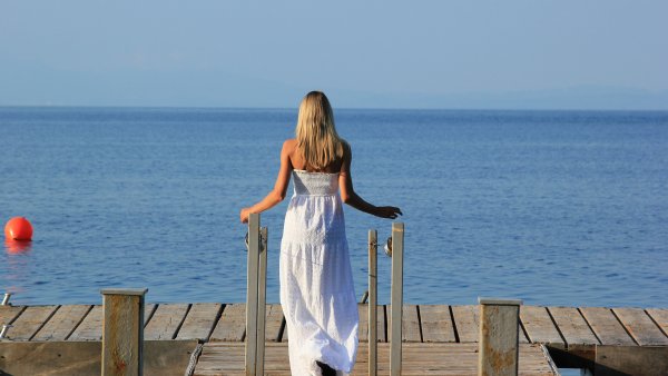 Блондинка на море