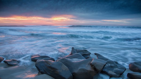 Море камни волны