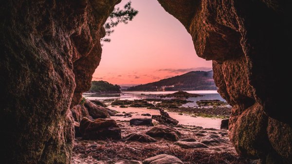 Камни на берегу