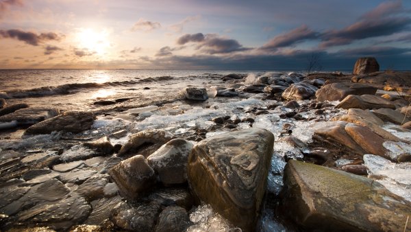 Берег камни вода