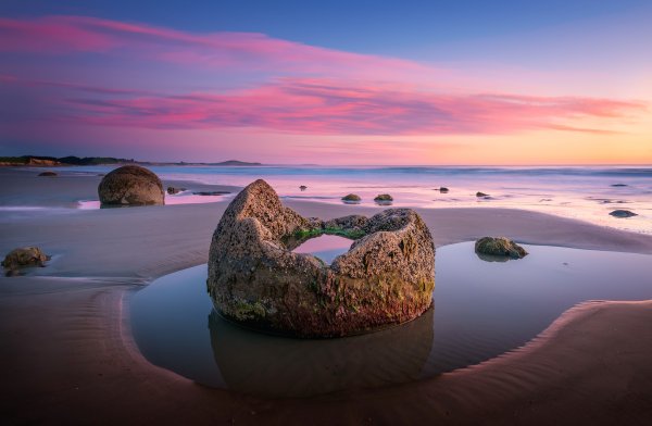 Камни на берегу