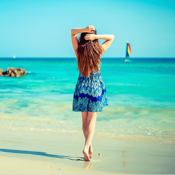 Девушка на берегу моря