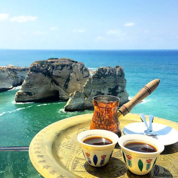 Чашка кофе на берегу моря