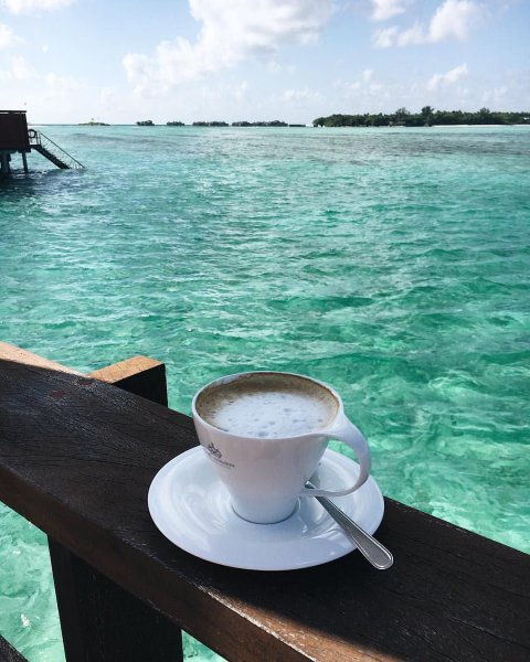 Чашка кофе на берегу моря