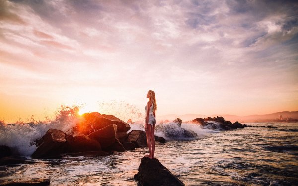 Счастливая девушка на море