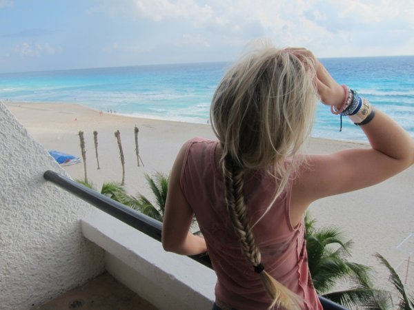 Девушка блондинка со спины на море