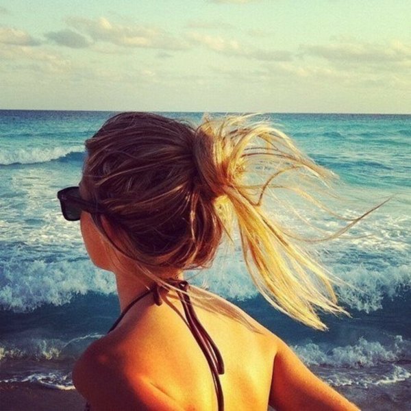 Русая девушка со спины на море