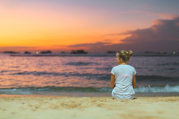 Девушка на берегу моря спиной