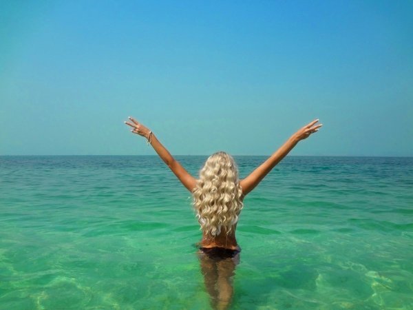 Красивые блондинки со спины на море