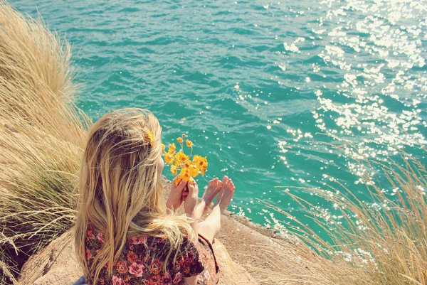 Блондинка с короткими волосами со спины