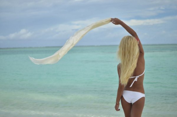 Женщина на берегу моря