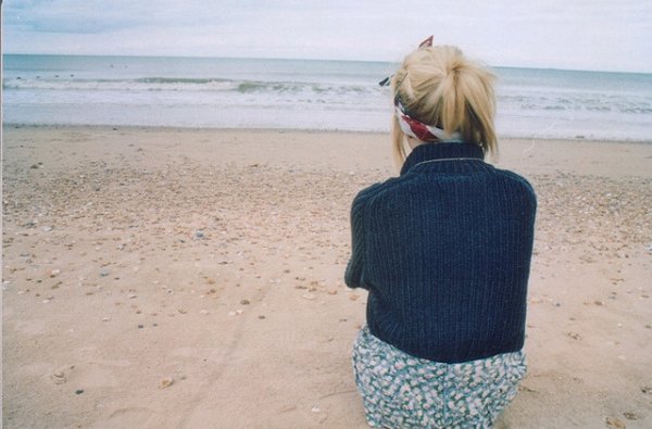 Блондинка на море со спины