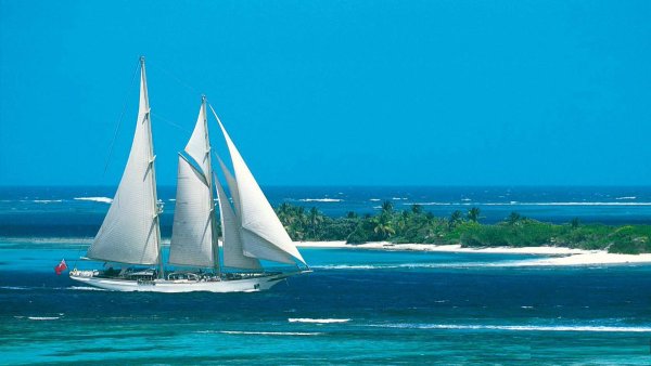 Красивая яхта с парусами