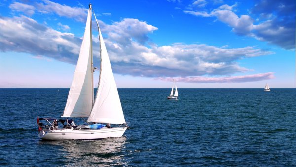 Парусная яхта в море