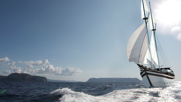 Катамаран на море