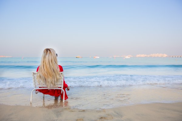 Блондинка на море со спины