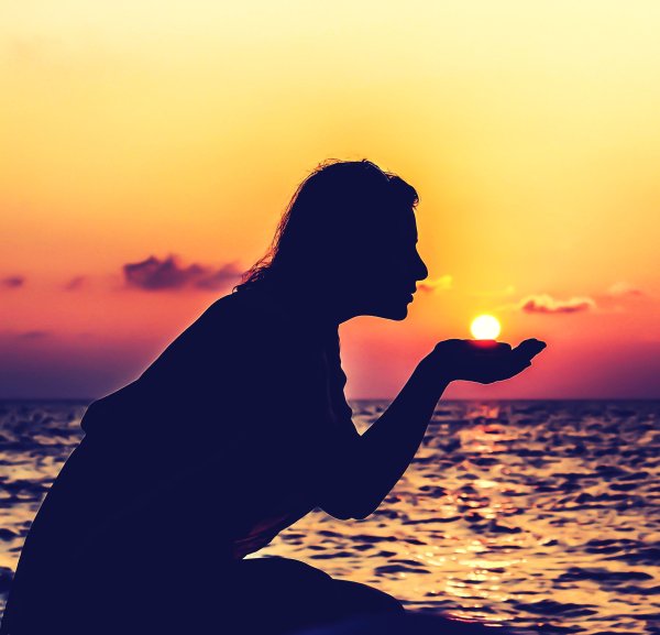 Девушка на море со спины