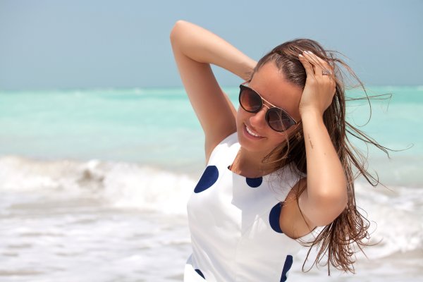 Девушка на берегу моря