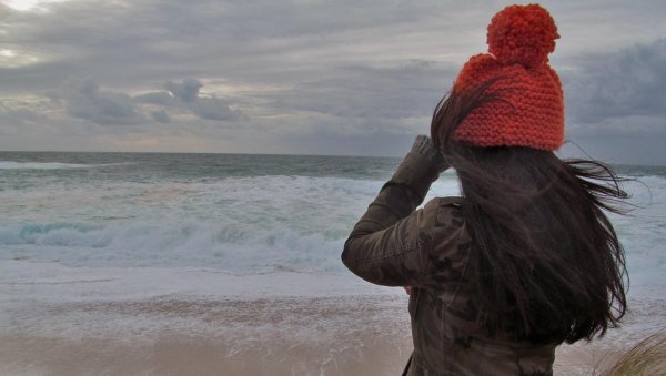 Девушка с короткими волосами на море