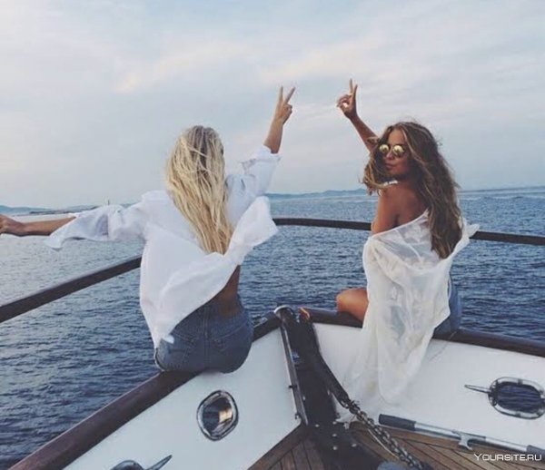 Две подруги на море