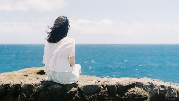 Девушка на море со спины