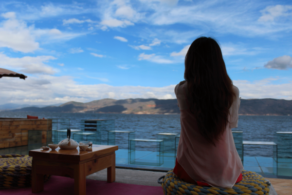 Девушка на фоне моря спиной