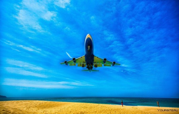 Самолет над морем