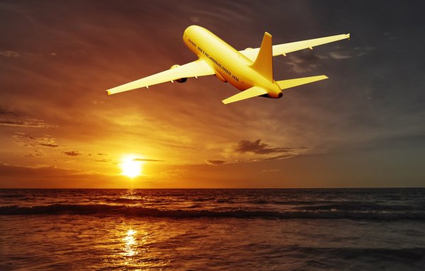 Самолет над океаном