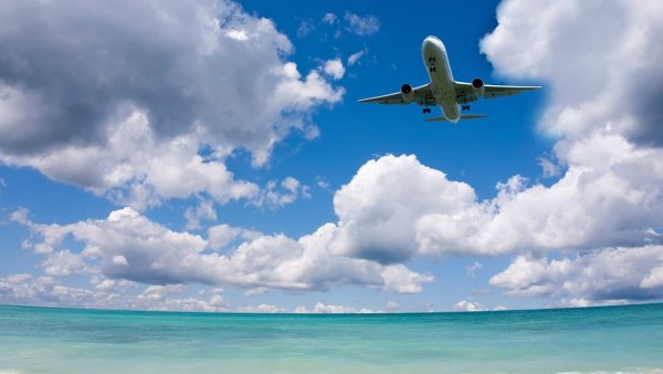 Самолет море