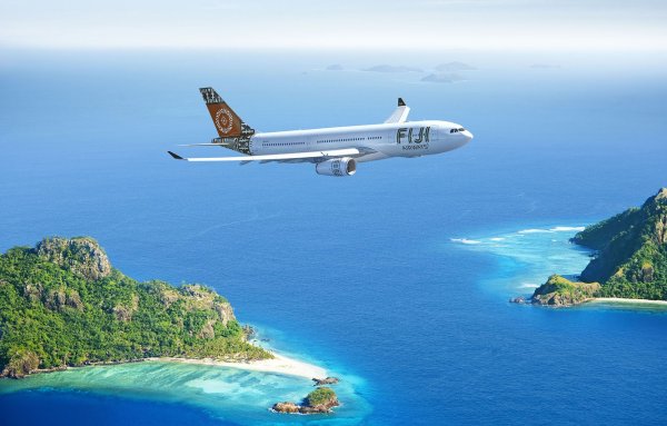 Самолет над океаном