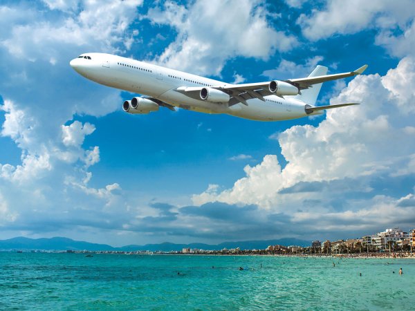 Полет самолета над морем