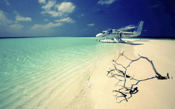 Самолет над морем