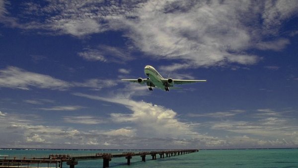 Самолет над океаном