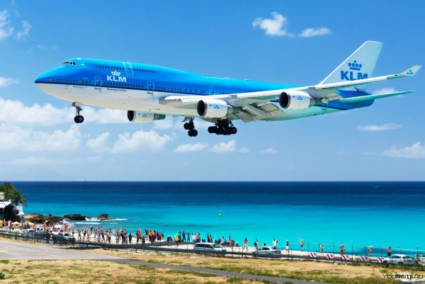 Самолет на рассвете