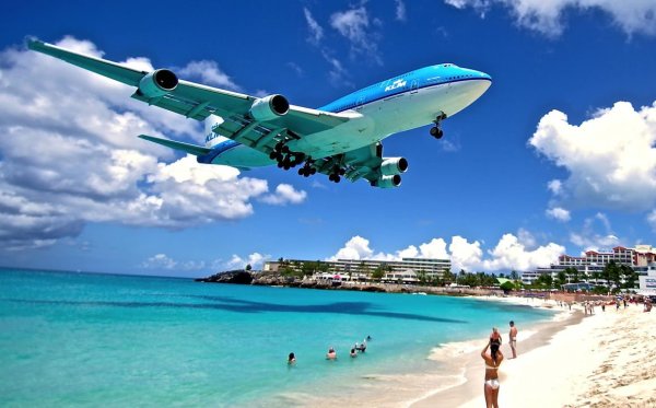 Самолет над морем