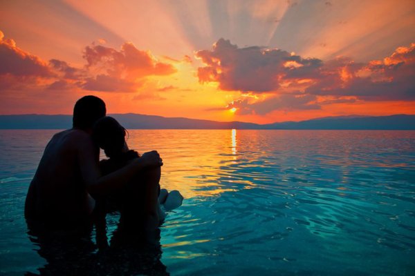 Влюбленные на берегу моря