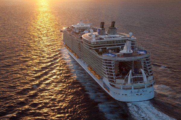 Круизный корабль "Allure of the Seas"