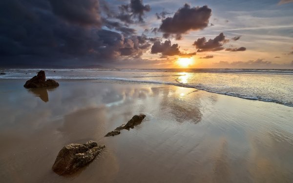 Рассвет море и пляж