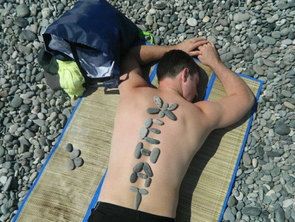 Мужик загорает