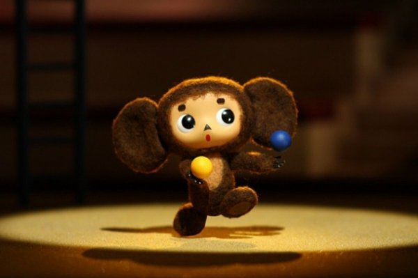 Чебурашка и крокодил Гена плывёт под водой