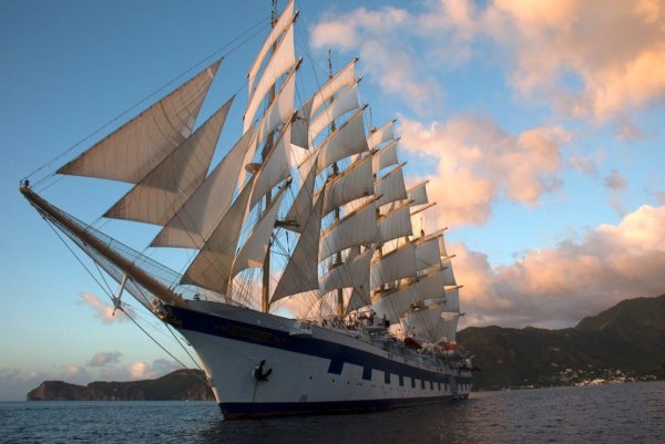 Корабль в море