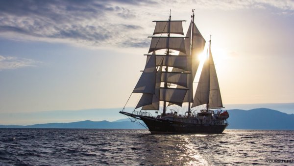 Яхта с красными парусами