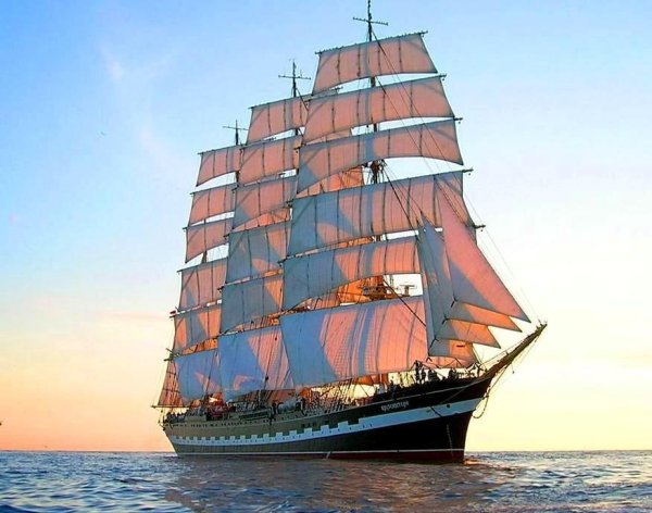 Яхта в море