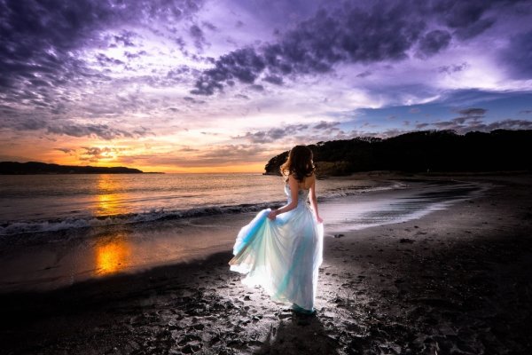 Девушка на берегу океана закат