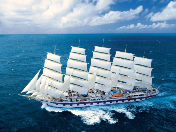 Корабль в море