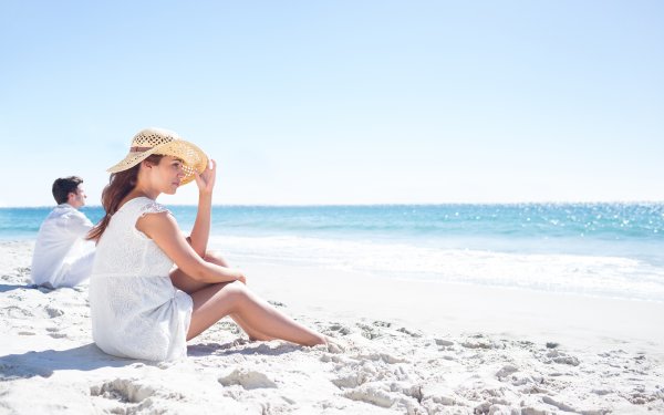 Девушка у моря задумалась