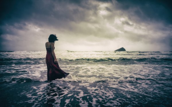 Девушка на море со спины