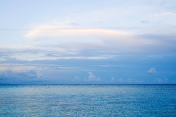 Облака на горизонте моря