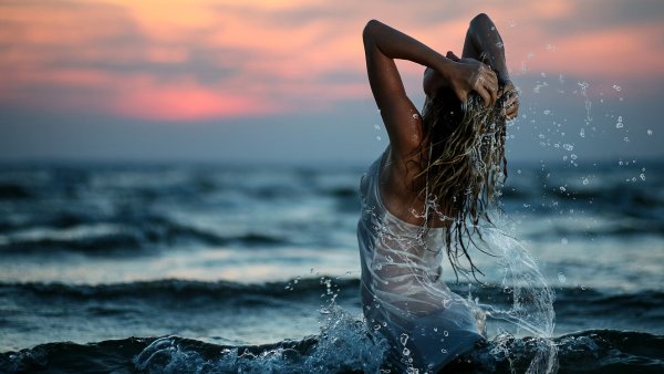 Девушка на море со спины